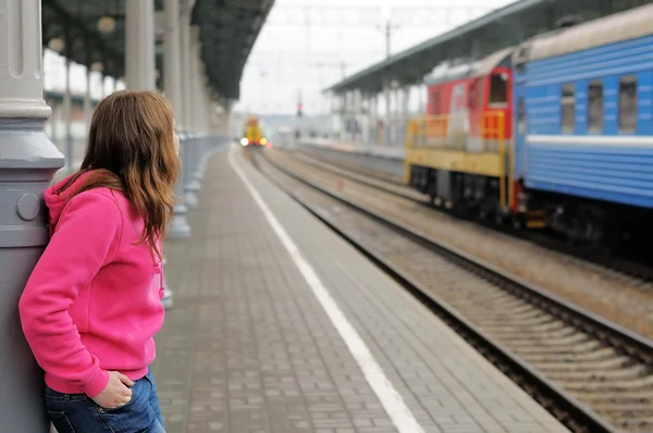 Girl on railway station platform — Stock Photo, Image