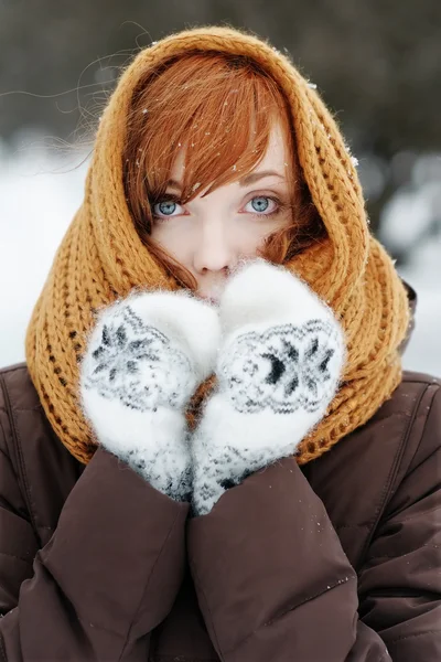 Mooie vrouw in de winter — Stockfoto
