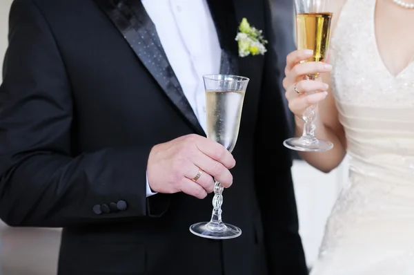 Noiva e noivo segurando óculos — Fotografia de Stock