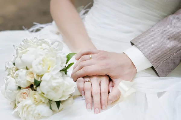 Les mains de la mariée et du marié — Photo