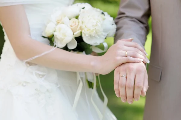Handen van bruid en bruidegom — Stockfoto