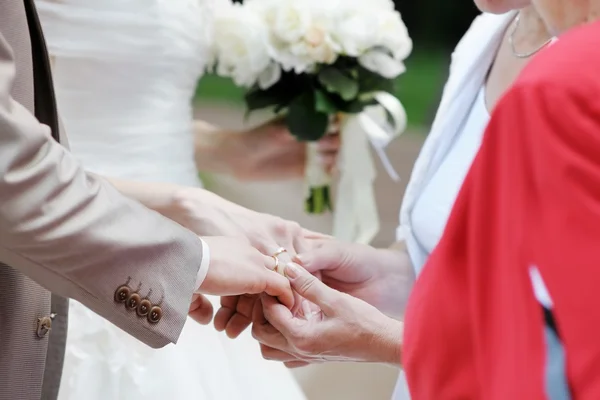 Mariée et marié montrant leurs mains — Photo