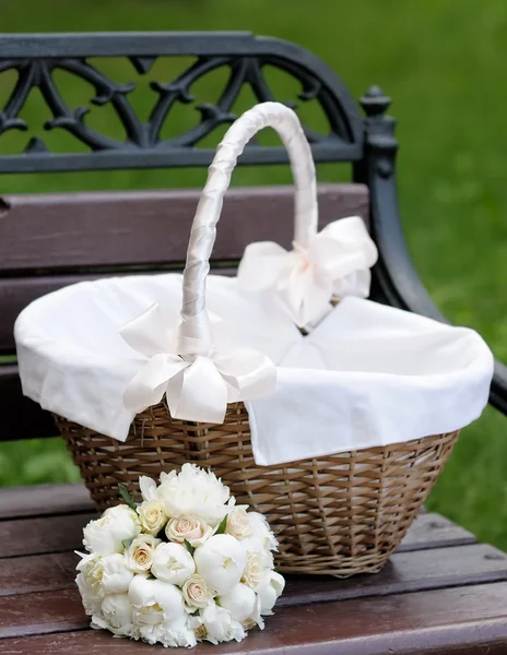 Cesto da picnic e bouquet di fiori — Foto Stock