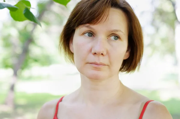 Nachdenkliche Frau mittleren Alters — Stockfoto