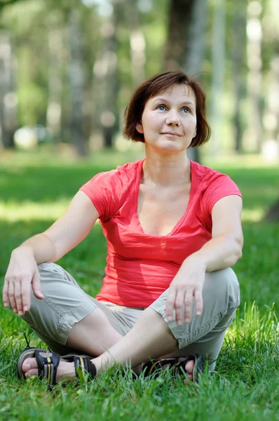 Frau im Park — Stockfoto