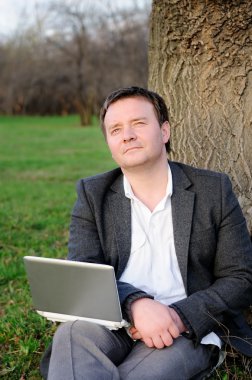 Dizüstü bilgisayarı olan iş adamı