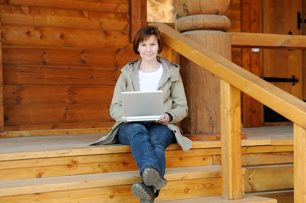 Vrouw met laptop — Stockfoto