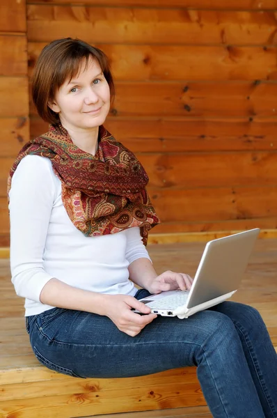 Mulher com laptop — Fotografia de Stock