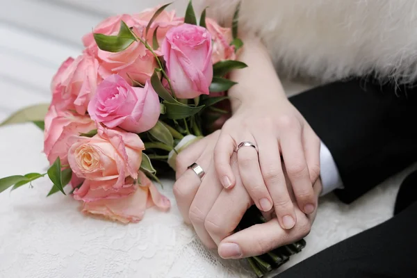 Les mains de la mariée et du marié — Photo