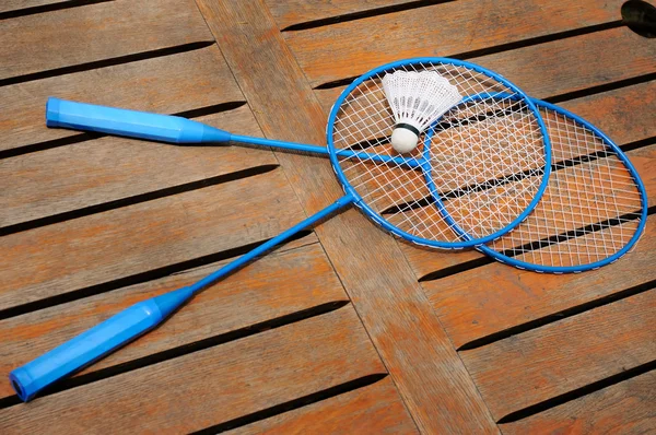 Twee badminton rackets en shuttle — Stockfoto