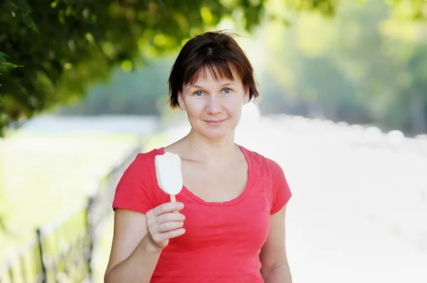 Femme tenant la crème glacée — Photo