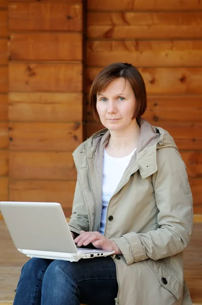 Mulher com laptop — Fotografia de Stock