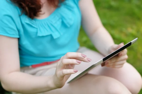 Jonge vrouw met behulp van tablet computer — Stockfoto