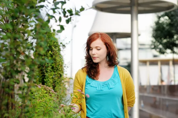 Schöne junge Frau — Stockfoto