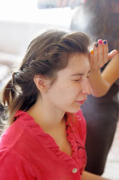 Estilista fazendo um penteado extravagante — Fotografia de Stock