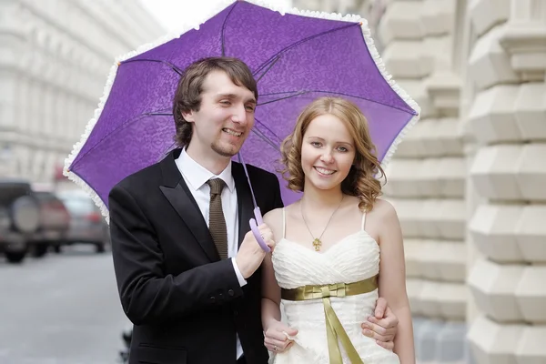 Šťastná nevěsta a ženich spolu — Stock fotografie