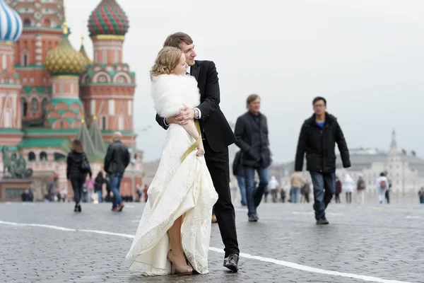 Sposa e Sposo all'aperto — Foto Stock