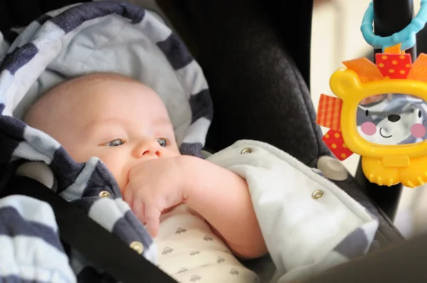 Bebé en asiento de coche —  Fotos de Stock