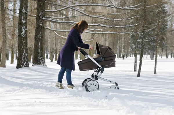 vrouw met de kinderwagen lopen