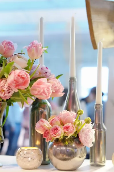 Güzel pembe çiçek ve mum dekorasyon — Stok fotoğraf