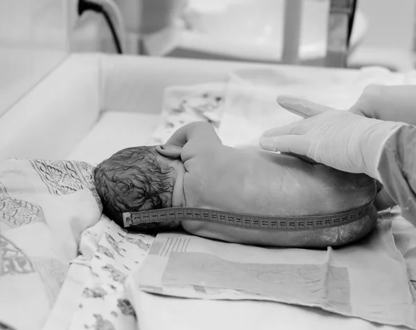 刚出生的婴儿分娩后右 — 图库照片