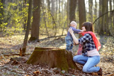 küçük bebeği olan genç anne