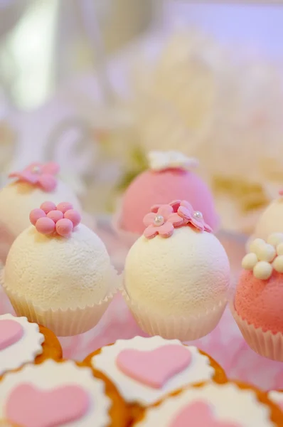 Delicious wedding cupcakes — Stock Photo, Image