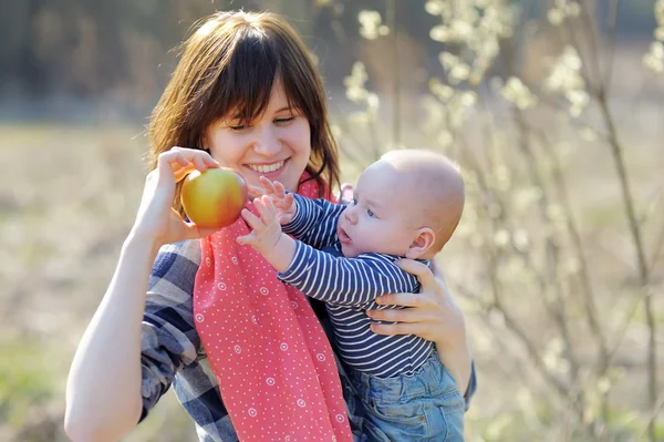 Mujer con su pequeño bebé — Foto de Stock