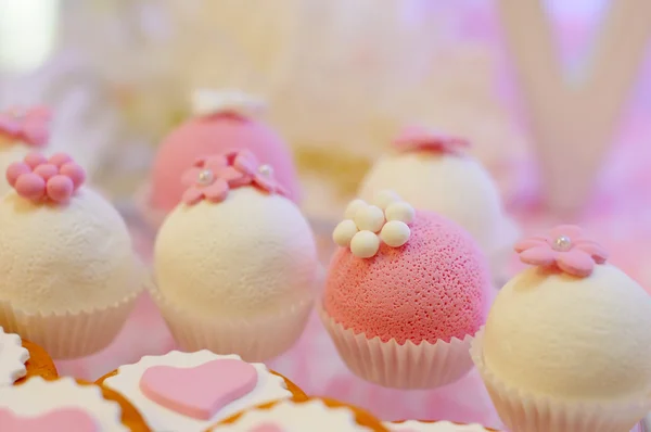 Deliciosos cupcakes rosados y blancos — Foto de Stock