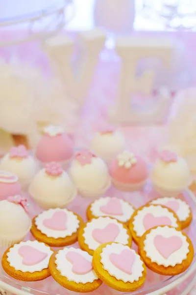 Deliciosos biscoitos e biscoitos rosa fantasia — Fotografia de Stock