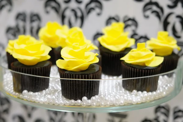 Zwarte en gele cupcakes — Stockfoto