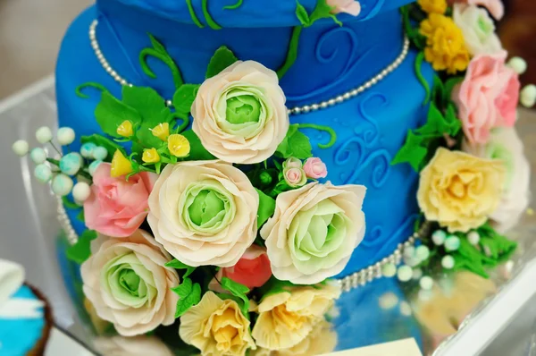 Delicioso bolo de casamento azul — Fotografia de Stock