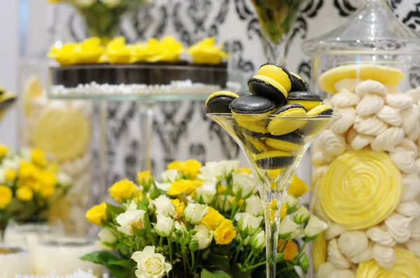 Elegant yellow and black sweet table — Stock Photo, Image