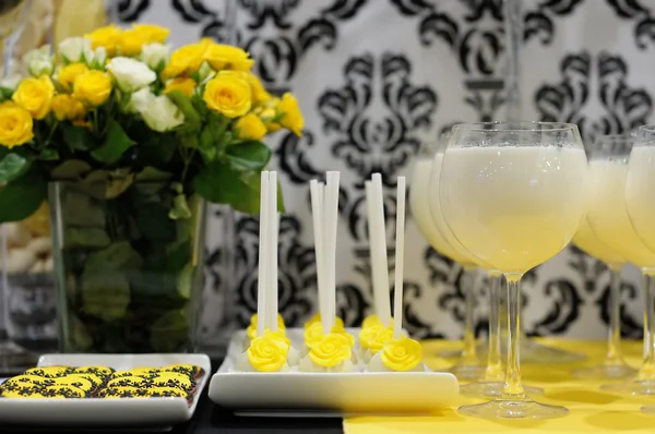 Elegant yellow and black sweet table — Stock Photo, Image