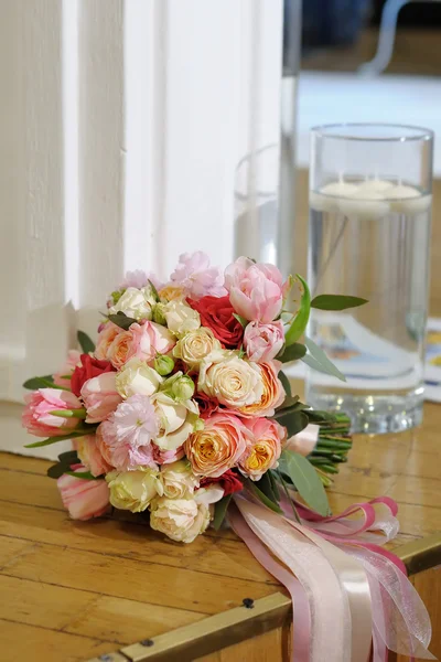 Ramo de boda con cintas de seda — Foto de Stock