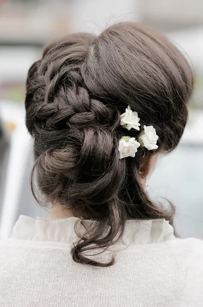 Schoonheid huwelijkskapsel met bloemen — Stockfoto