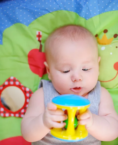 Kleines Babyspiel mit buntem Spielzeug — Stockfoto