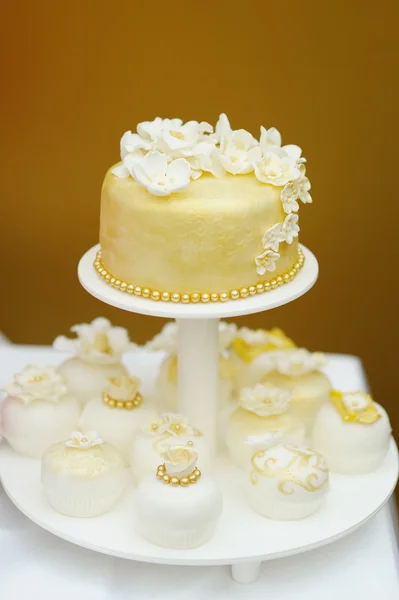 Delicious lemon wedding cake — Stock Photo, Image