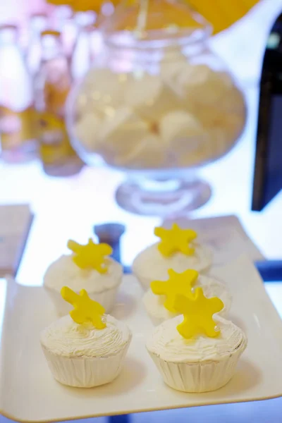 Delicioso casamento branco ou cupcakes de aniversário — Fotografia de Stock