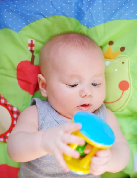 Baby hra s světlé hračkou — Stock fotografie