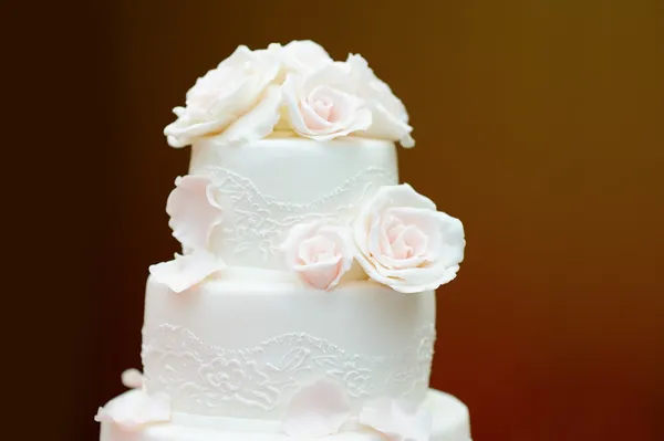 Delicioso bolo de casamento branco — Fotografia de Stock