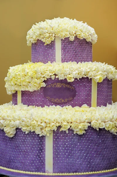 Délicieux grand gâteau de mariage violet — Photo