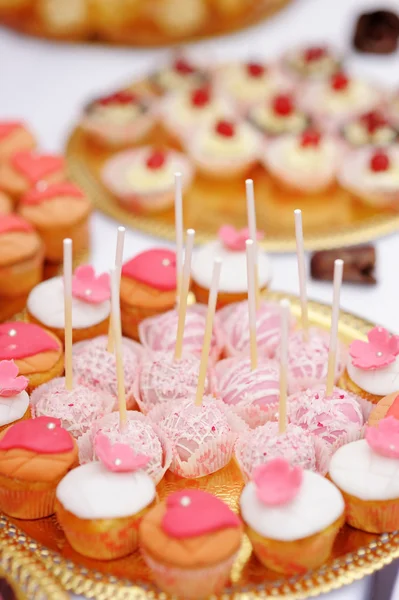 流行的粉红色蛋糕和纸杯蛋糕 — 图库照片