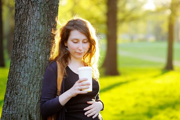 Jeune femme buvant du café à l'extérieur — Photo