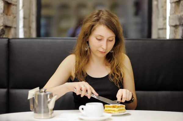 Mulher tendo sobremesa em um café — Fotografia de Stock