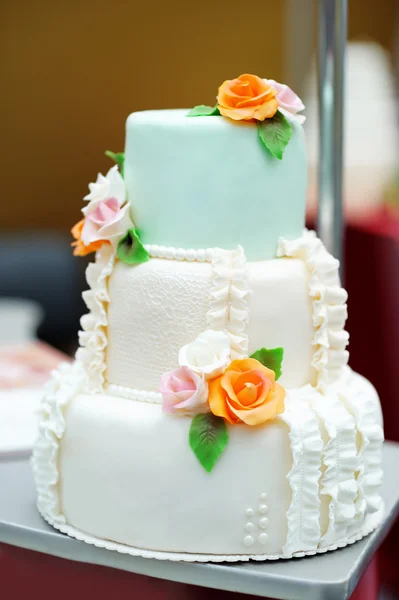 Pyszny tort weselny biały i zielony — Zdjęcie stockowe