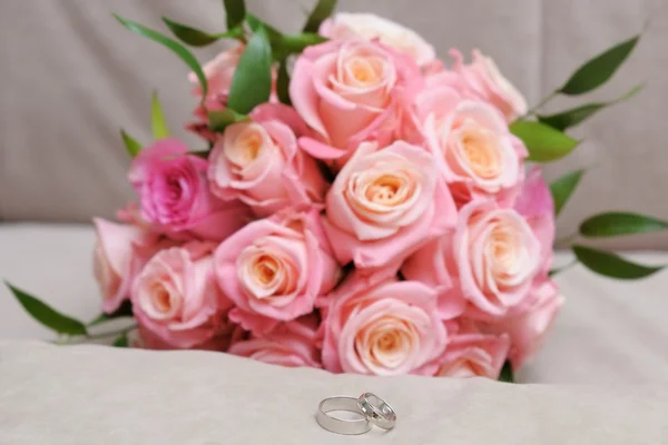 Dos anillos de boda de oro blanco — Foto de Stock