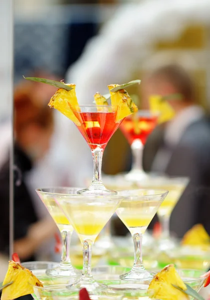 Rood en geel cocktail toren (cocktailparty) — Stockfoto