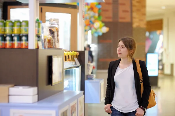 Girl in shopping mall — Stock Photo, Image