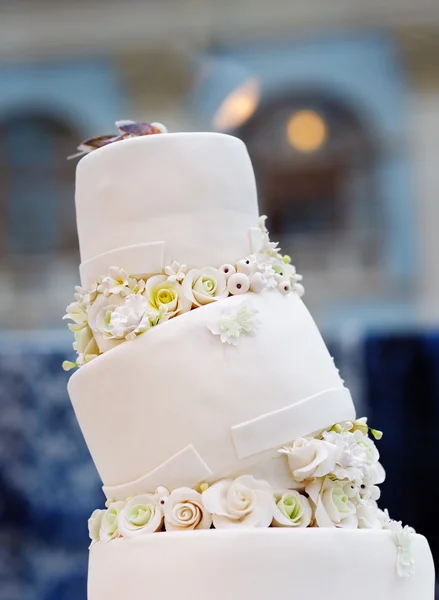 Delicious original wedding cake — Stock Photo, Image